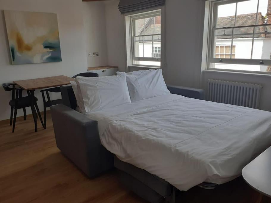 Apartment 6 At Number 8: City Centre, 1 Bedroom, Sofa Bed In Lounge Canterbury Eksteriør bilde