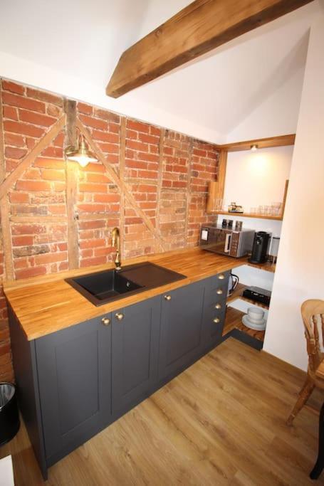 Apartment 6 At Number 8: City Centre, 1 Bedroom, Sofa Bed In Lounge Canterbury Eksteriør bilde