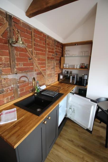 Apartment 6 At Number 8: City Centre, 1 Bedroom, Sofa Bed In Lounge Canterbury Eksteriør bilde