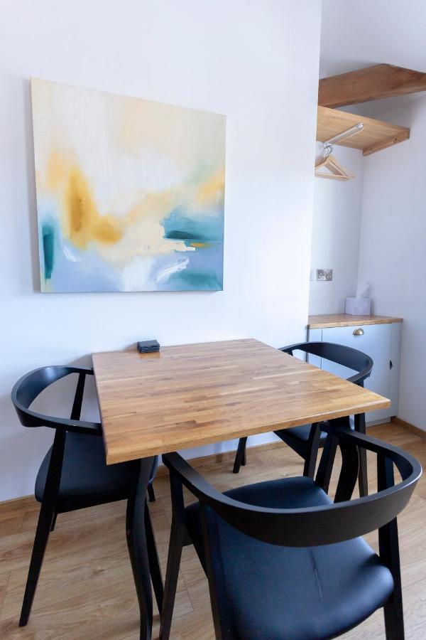 Apartment 6 At Number 8: City Centre, 1 Bedroom, Sofa Bed In Lounge Canterbury Eksteriør bilde